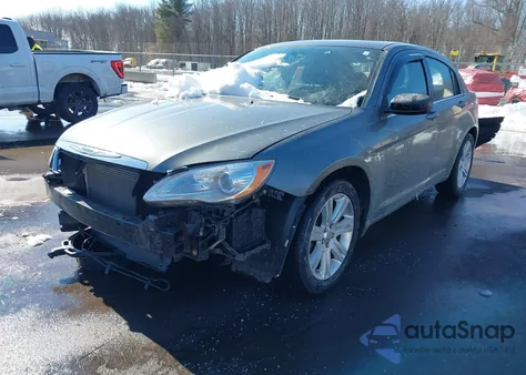 2013 Chrysler 200 Touring z USA, uszkodzony, nr VIN 1C3CCBBB2DN597566
